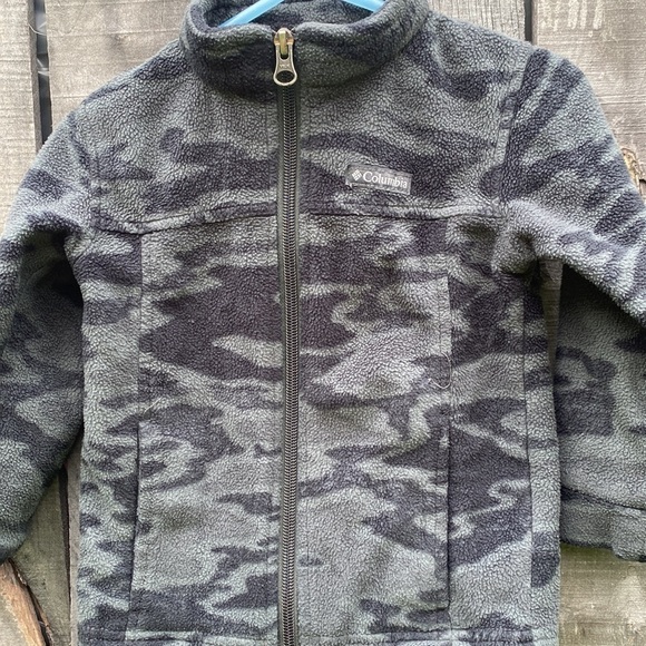 Boy’s Black Camo Columbia Fleece Zip Up Size 18-24 - Picture 2 of 6